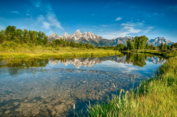 Картинка природа реки озера горы пики лес река камни трава