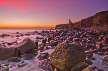 Картинка природа побережье океан скалы валуны горизонт заря