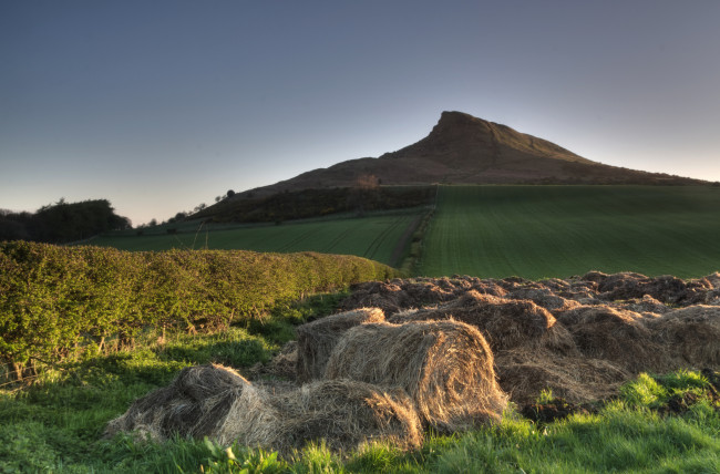 Обои картинки фото природа, поля, поле, сено, гора