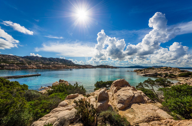 Обои картинки фото природа, реки, озера, сияние, солнце, камни, горы, озеро