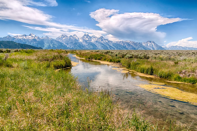 Обои картинки фото природа, реки, озера, равнина, горы, облака, трава, река