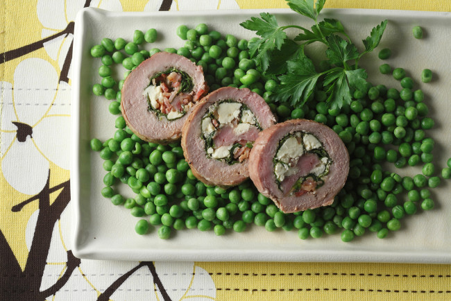 Обои картинки фото еда, мясные блюда, мясные, рулеты, зелень, блюдо, горошек, тарелка, фон