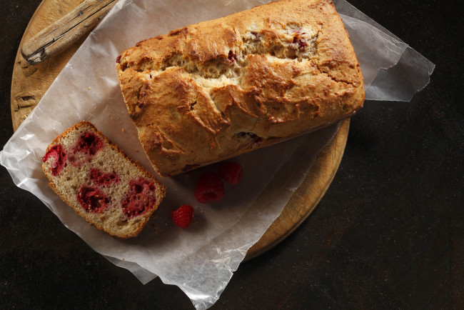 Обои картинки фото еда, пироги, доска, фон, бумага, малиновый, пирог, малина, выпечка