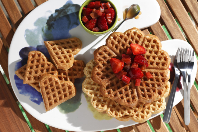 Обои картинки фото еда, пирожные,  кексы,  печенье, вилки, тарелка, клубника, выпечка, посуда, вафли, фон