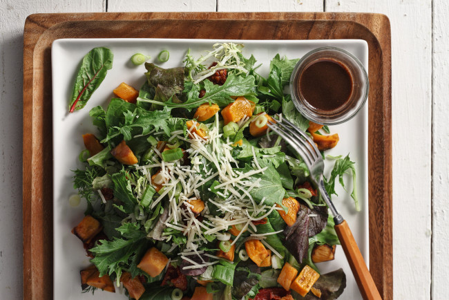 Обои картинки фото еда, салаты,  закуски, тарелка, поднос, вилка, фон, салат, соус, закуска