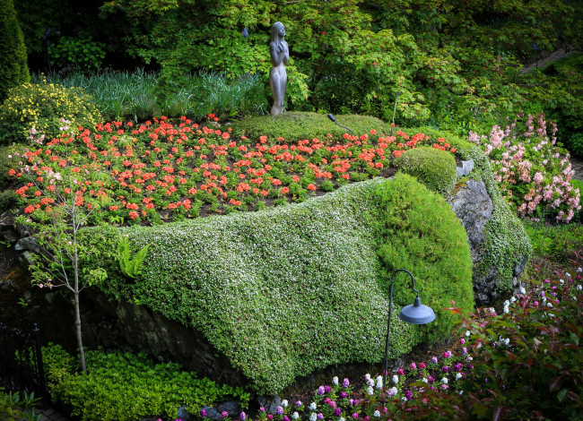 Обои картинки фото butchart gardens canada, природа, парк, butchart, gardens, canada, кусты, цветы, фонари, дорожка