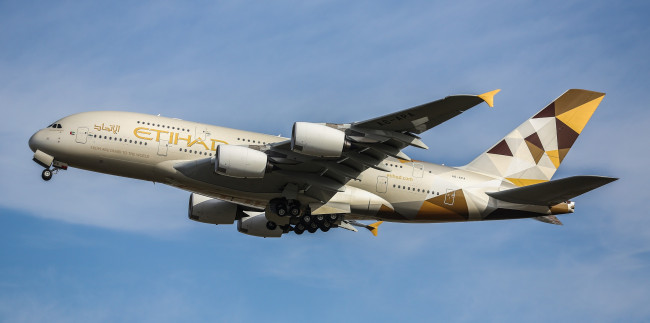 Обои картинки фото airbus a380, авиация, пассажирские самолёты, полет, небо, авиалайнер