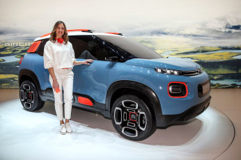 Картинка автомобили -авто+с+девушками автосалон