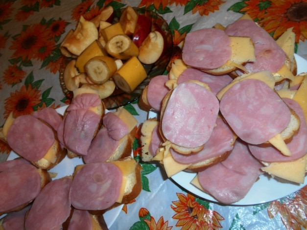 Обои картинки фото еда, бутерброды,  гамбургеры,  канапе, колбаса, хлеб, бананы, яблоки, сыр