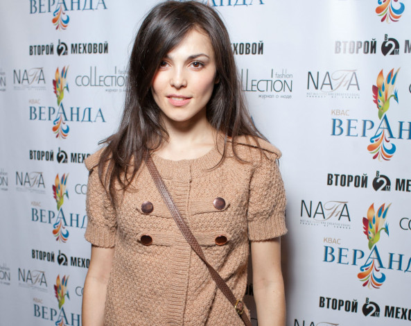 Обои картинки фото музыка, сати казанова, певица, шатенка, платье