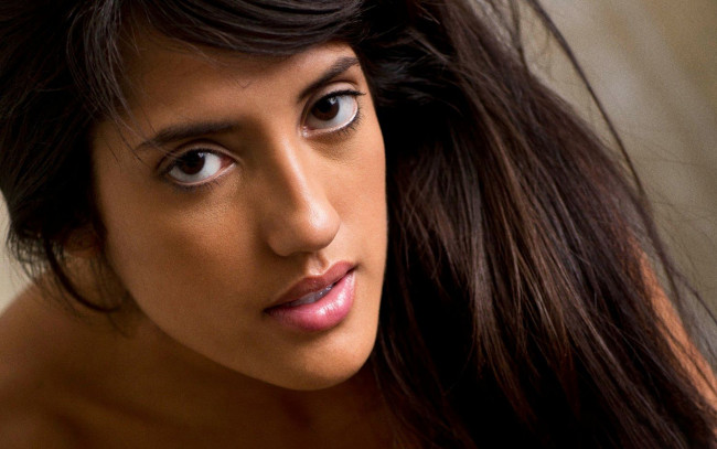 Обои картинки фото chloe amour, девушки, chloe, amour, девушка, модель, брюнетка, смуглая, портрет, лицо, макияж, взгляд, латино