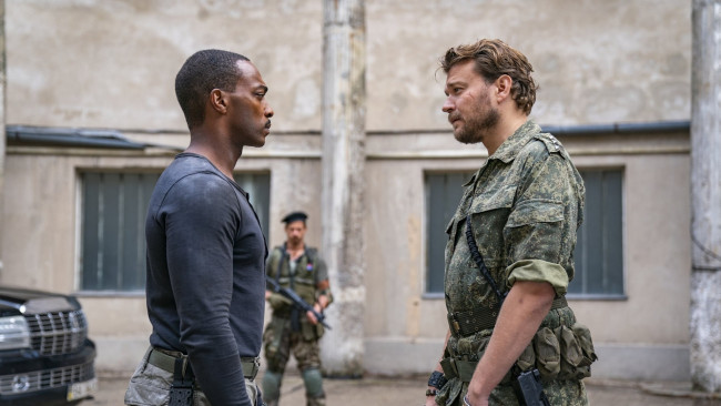 Обои картинки фото outside the wire ,  2021 , кино фильмы, outside the wire, смертельная, зона, кадры, из, фильма, фантастика, боевик, anthony, mackie, henry, garrett