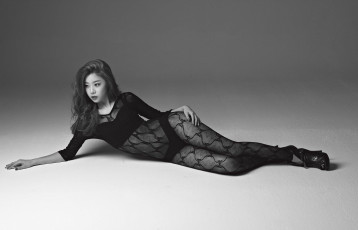 Картинка девушки -+азиатки черно-белая белье азиатка