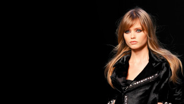 Картинка девушки abbey+kershaw блондинка куртка