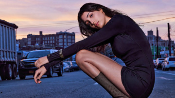 Картинка девушки zion+moreno zion moreno брюнетка платье улица машины