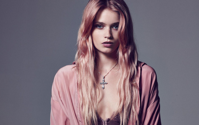 Обои картинки фото девушки, abbey kershaw, лицо, крест, декольте
