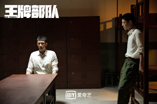 Обои картинки фото кино фильмы, ace troops, гу, ие, мебель, разговор