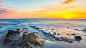 Картинка природа побережье рассвет небо облака море берег камни