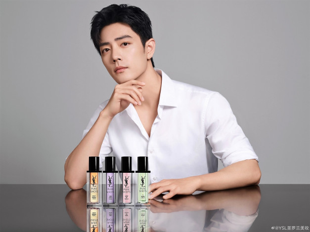 Обои картинки фото мужчины, xiao zhan, актер, рубашка, флаконы