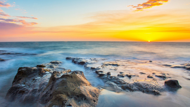 Обои картинки фото природа, побережье, рассвет, небо, облака, море, берег, камни
