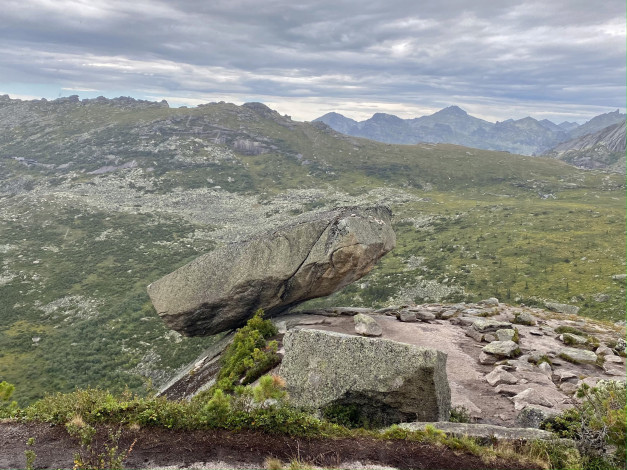 Обои картинки фото природа, камни,  минералы, висячий, камень, сердце, спящего, саяна, eргаки, красноярский, край, цепь, скал, фигура, человека, макс, келлер, tereheadaega