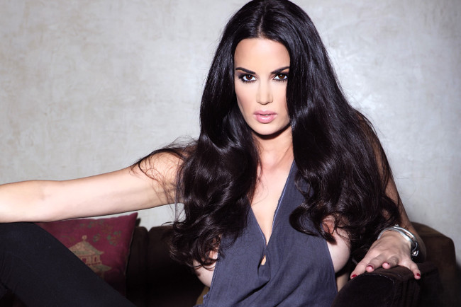 Обои картинки фото девушки, tiffany taylor, брюнетка, грудь, топ, диван