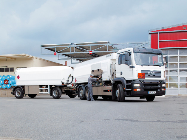 Обои картинки фото автомобили, man