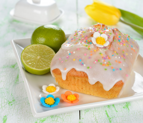 Обои картинки фото еда, пирожные, кексы, печенье, украшения, цветочки, тюльпан, тарелка, глазурь, лайм, лимонный, кекс