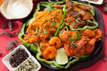 Картинка еда рыба +морепродукты +суши +роллы зелень приправа лайм перец морепродукты рыбное блюдо