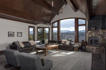 Картинка интерьер гостиная камин окно диваны столик