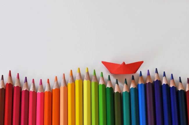 Обои картинки фото разное, канцелярия,  книги, карандаши, кораблик