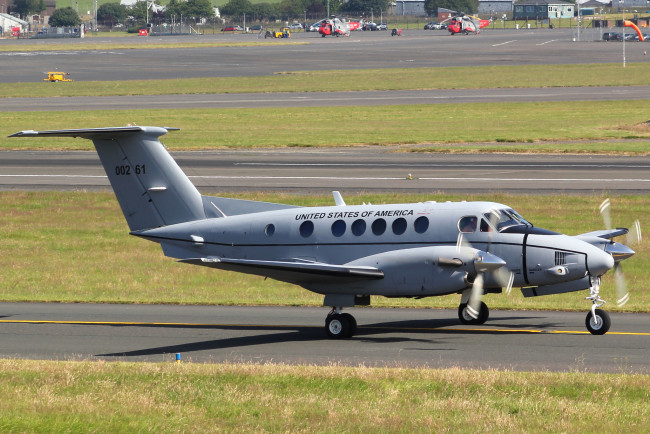 Обои картинки фото авиация, пассажирские самолёты, полоса, бизнес-класс, самолёт