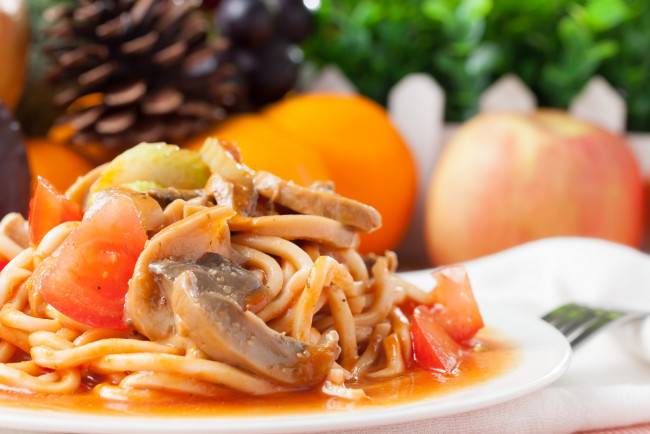 Обои картинки фото еда, макаронные блюда, зелень, второе, блюдо, подлива, лапша