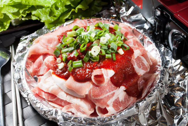 Обои картинки фото еда, мясные блюда, зелень, бекон, мясо