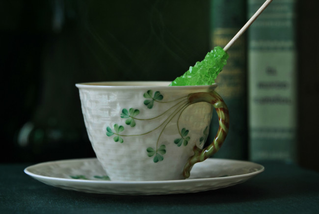 Обои картинки фото разное, посуда,  столовые приборы,  кухонная утварь, клевер, чашка, рисунок