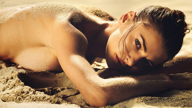 Обои картинки фото девушки, -unsort , брюнетки,  шатенки, samantha, taran, песок, взгляд