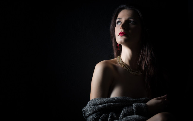 Обои картинки фото девушки, -unsort , брюнетки,  шатенки, взгляд, девушка, фон