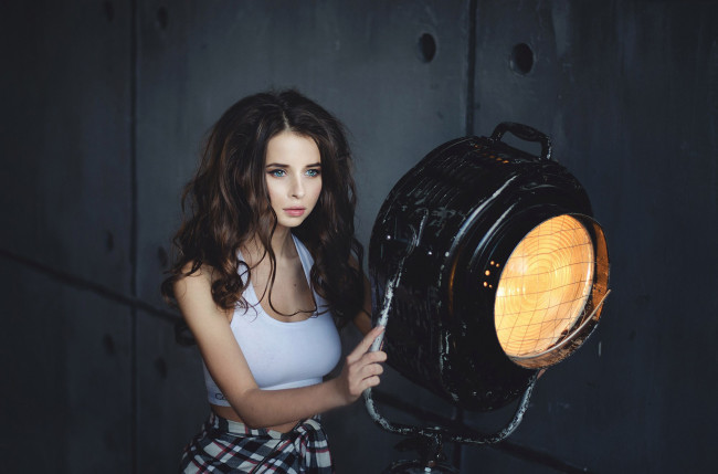 Обои картинки фото девушки, -unsort , брюнетки,  шатенки, девушка, взгляд, фон