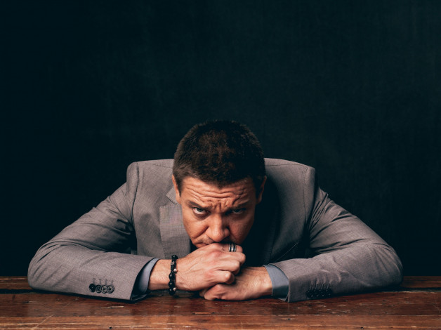 Обои картинки фото джереми реннер, мужчины, jeremy renner, jeremy, renner, glance, костюм, взгляд, знаменитости, актер, джереми, реннер