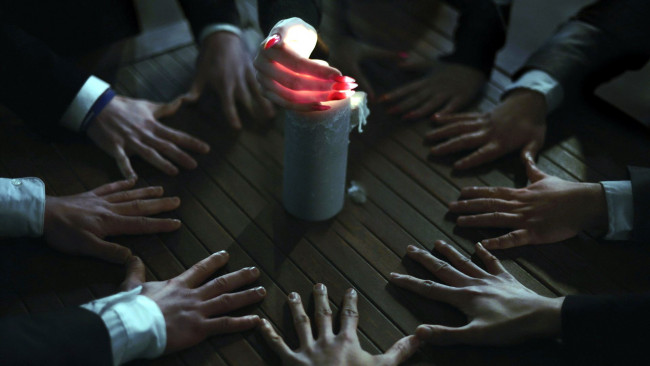 Обои картинки фото разное, руки,  ноги, спиритический, сеанс