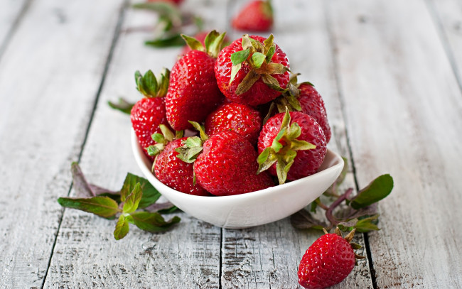 Обои картинки фото еда, клубника,  земляника, ягоды, миска