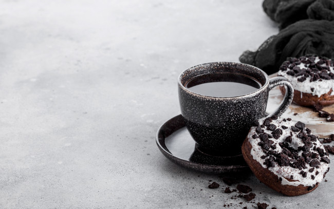 Обои картинки фото еда, кофе,  кофейные зёрна, чашки, пончики