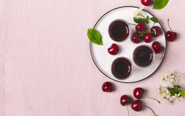 Обои картинки фото еда, напитки, вишня, поднос, ликер