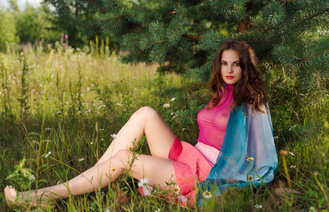 Обои картинки фото diana fame, девушки, diana, fame, шатенка, природа, ель, зелень, сиреневый, голубой, девушка, модель, красотка, поза, стройная, сексуальная, взгляд, фигура, флирт, макияж