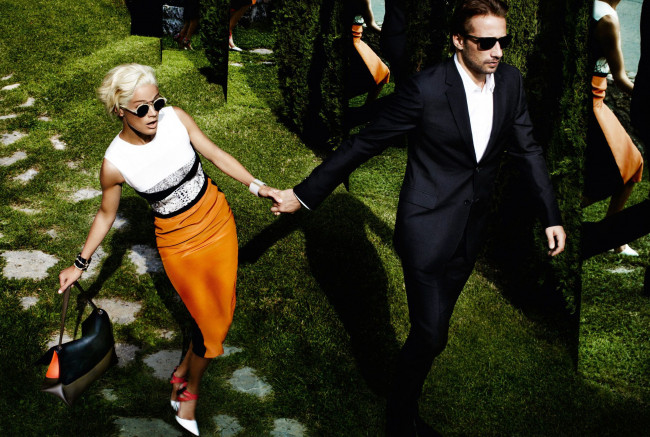 Обои картинки фото разное, знаменитости, carolyn, murphy, matthias, schoenaerts, зеркала, лужайка, сумка, очки