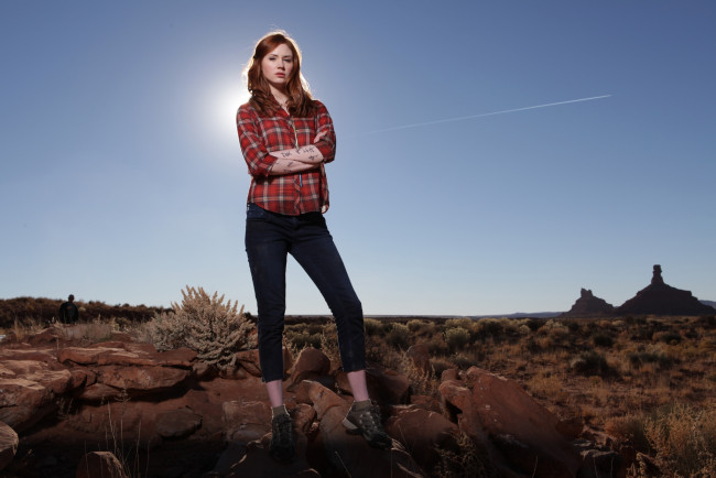 Обои картинки фото девушки, karen gillan, тату, поза