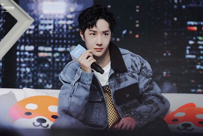 Обои картинки фото мужчины, wang yi bo, ван, ибо, микрофон, куртка, диван