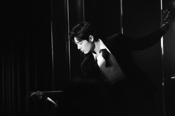 Картинка мужчины xiao+zhan актер костюм бабочка микрофон