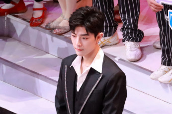 Картинка мужчины xiao+zhan актер ступени ноги