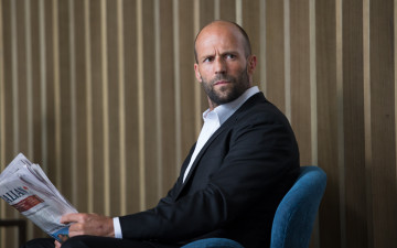 обоя мужчины, jason statham, актер, газета, кресло, костюм